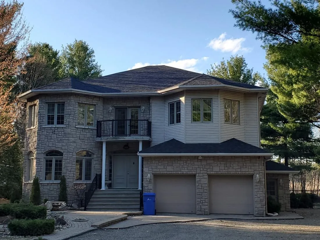 Maison avec toiture neuve installée par Toiture AllStar